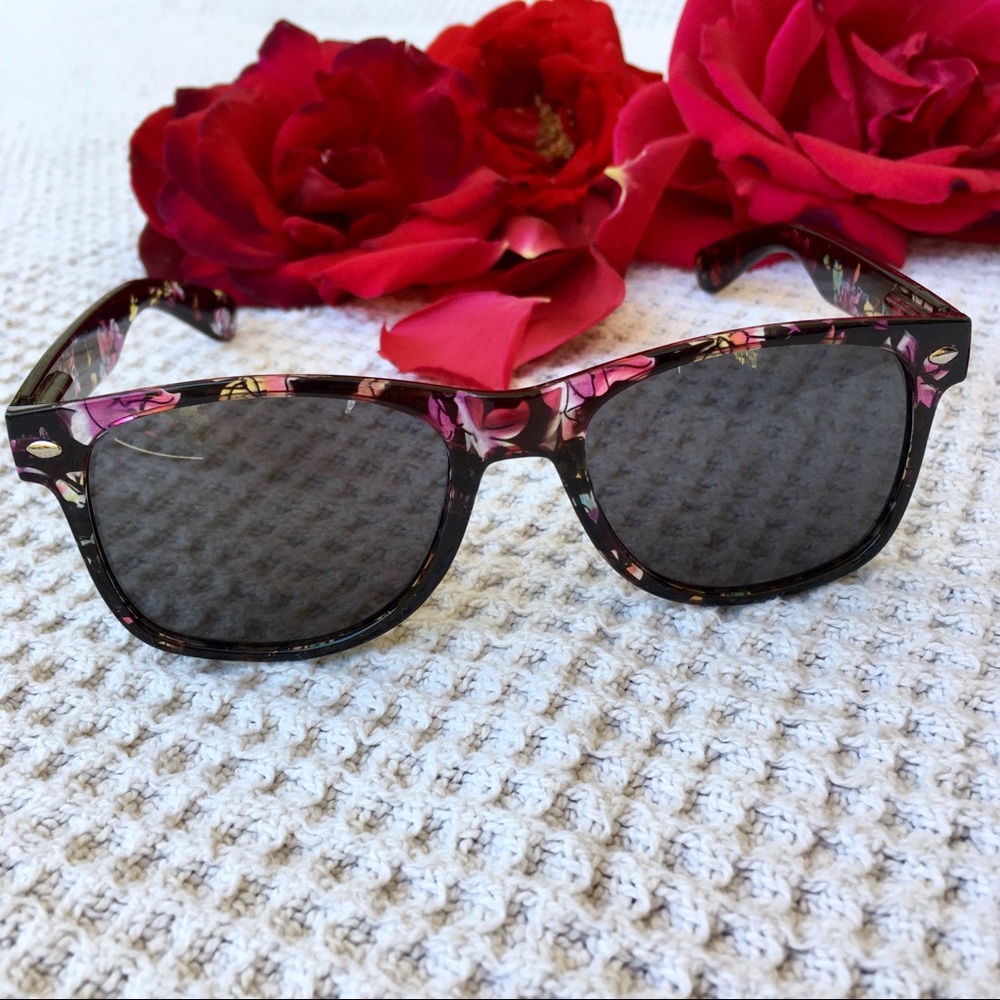 Floral black retro sunglasses